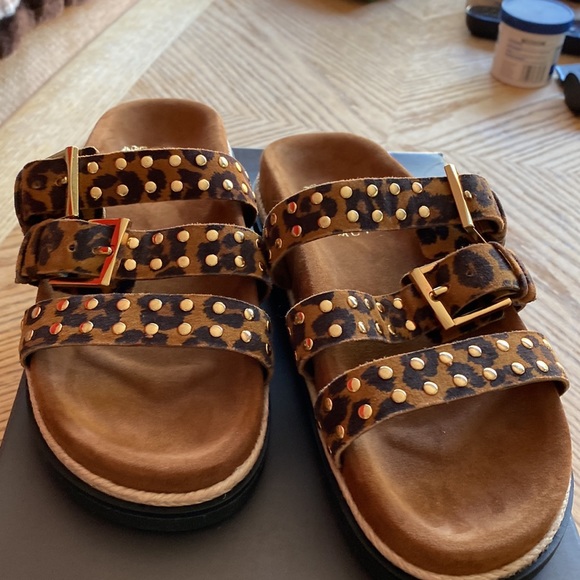 VINCE CAMUTO CIANDRA STUDDED SANDALS LEOPARD PRINT/GOLD STUDS NVR WRN BRAND NEW - Picture 4 of 6